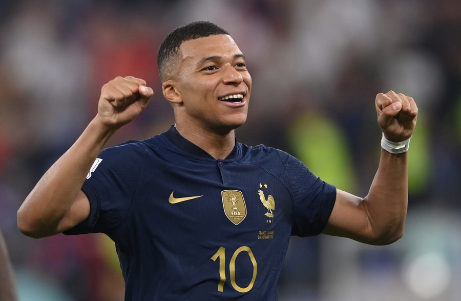 Mbappe nhận tiền thưởng 40 triệu euro từ PSG.