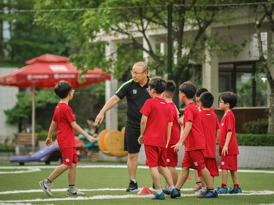 Học viên Park Hang Seo sang Hàn Quốc tập huấn.