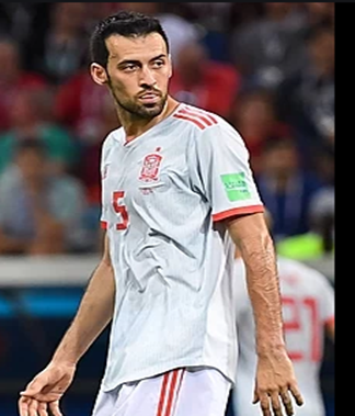 Sergio Busquets thất vọng sau trận thua tuyển Italia.