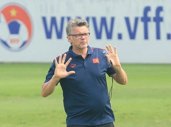 HLV Philippe Troussier nhận nhiều hoài nghi sau thành tích kém cỏi của U23 Việt Nam.