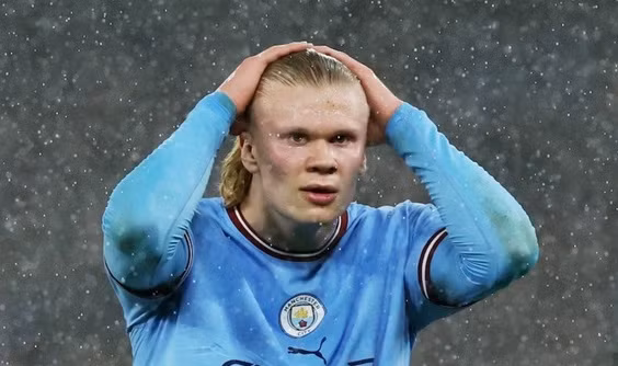 Sử dụng điện thoại khi đang lái xe, Haaland bị cảnh sát điều tra.