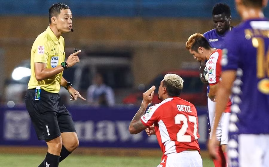 Công tác trọng tài tại V.League nhận nhiều hoài nghi từ phía người hâm mộ.