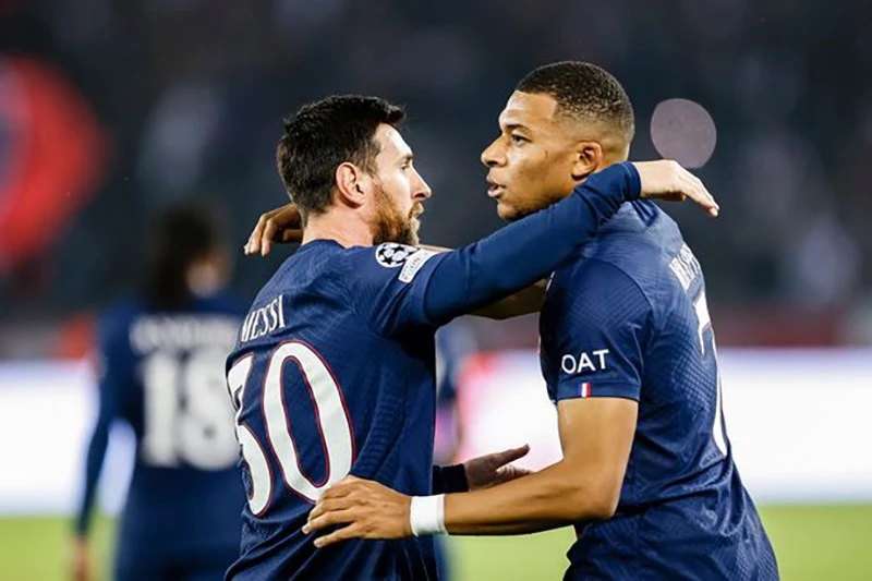 Messi và Mbappe hiện vẫn chưa chốt tương lai.