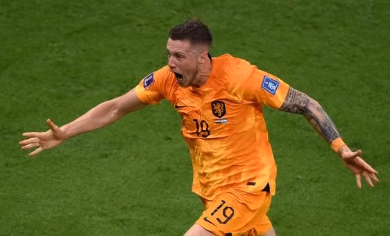 Tiền đạo Wout Weghorst được MU quan tâm muốn chiêu mộ.