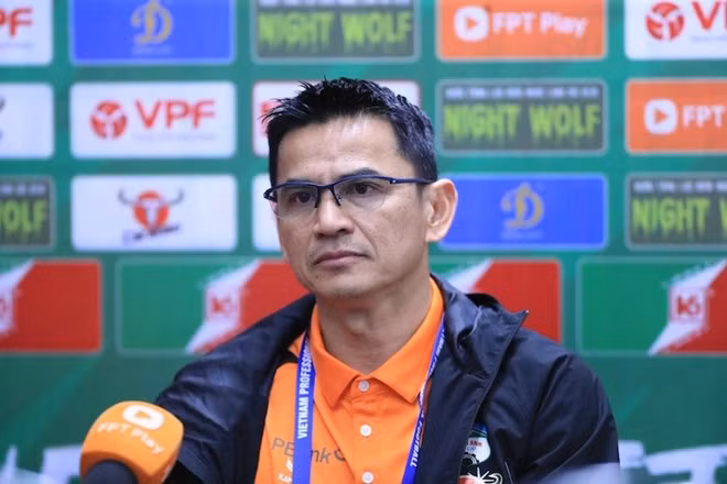 Đội bóng của HLV Kiatisak bỏ giải Tứ hùng Hana Cup.