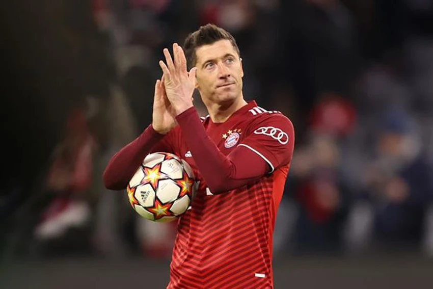 Lewandowski giảm lương để được thi đấu cho CLB Barca.