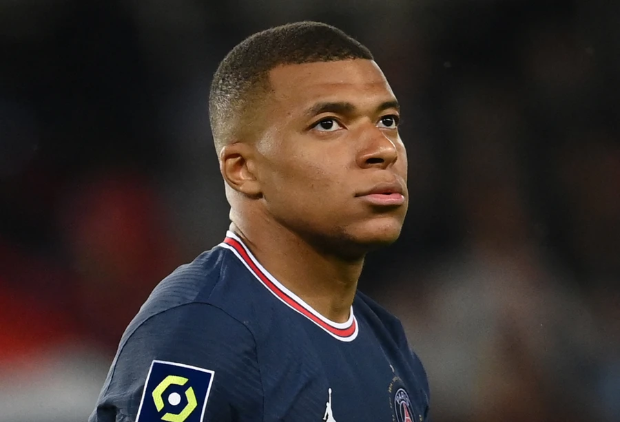 Mbappe chính thức bị PSG treo giò vì mâu thuẫn với câu lạc bộ.