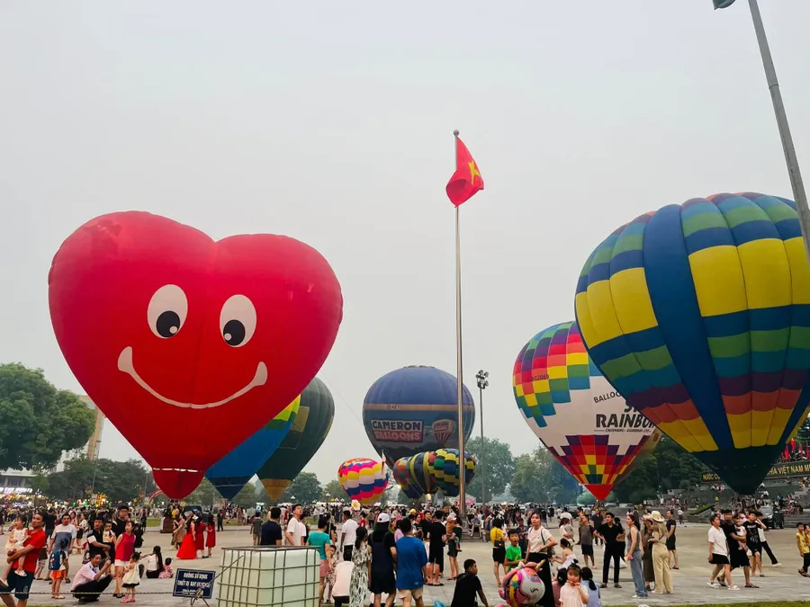 Lễ hội Khinh khí cầu tại TP Tuyên Quang thu hút đông đảo người dân và du khách tham quan .