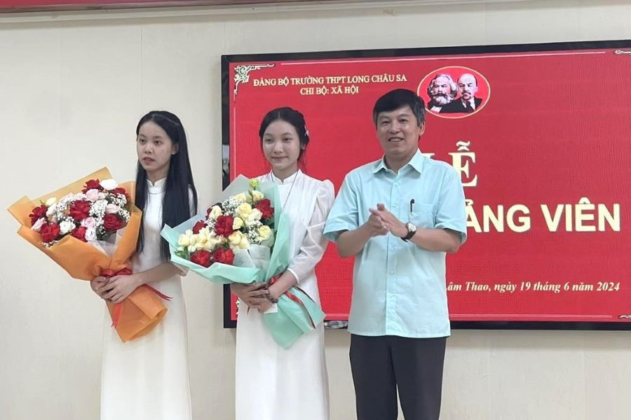 Nhà giáo Triệu Trí Phú - Bí thư Đảng ủy, Hiệu trưởng Trường THPT Long Châu Sa tặng hoa chúc mừng các đồng chí đảng viên mới được kết nạp thuộc Chi bộ tổ Xã hội.