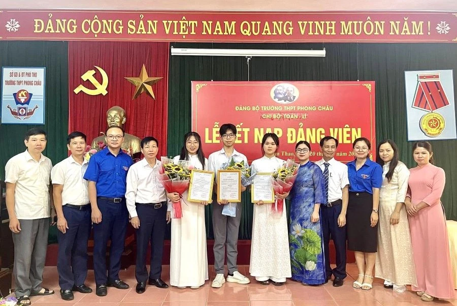 Các đại biểu chụp ảnh lưu niệm cùng 3 đảng viên mới được kết nạp vào Đảng.