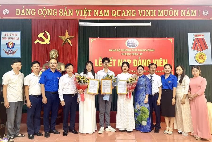 Các đại biểu chụp ảnh lưu niệm cùng 3 đảng viên mới được kết nạp vào Đảng.