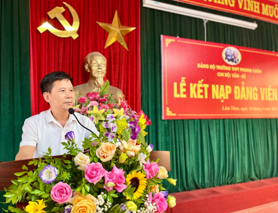 Nhà giáo Quách Thành Đô - Bí thư Đảng uỷ, Hiệu trưởng Trường THPT Phong Châu phát biểu.