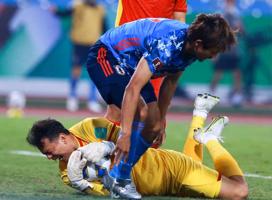 Thủ môn Tấn Trường có trận thi đấu khá ấn tượng trước tuyển Nhật Bản.