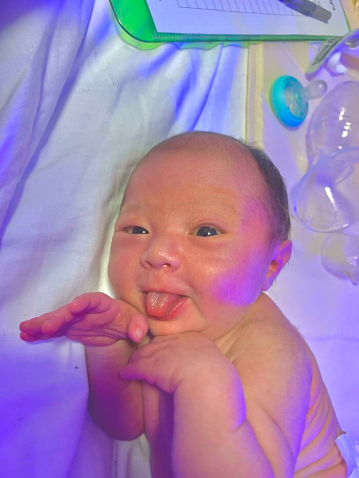 Sinh vào giờ thứ 21 của ngày thứ 21 của năm thứ 21 của thế kỷ 21, đây là con gái sơ sinh của tôi tạo dáng trước ống kính