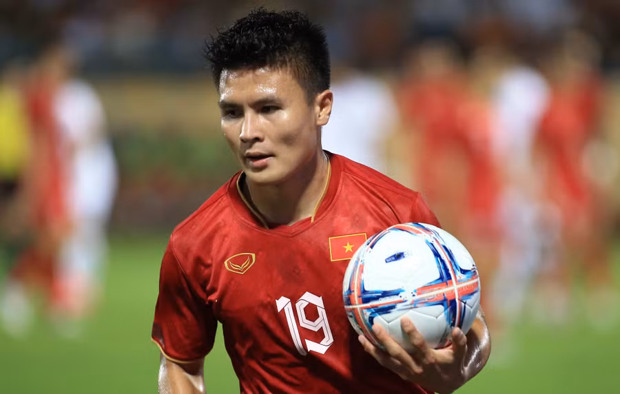 Quang Hải gia nhập Công an Hà Nội với bản hợp đồng 1,5 năm.