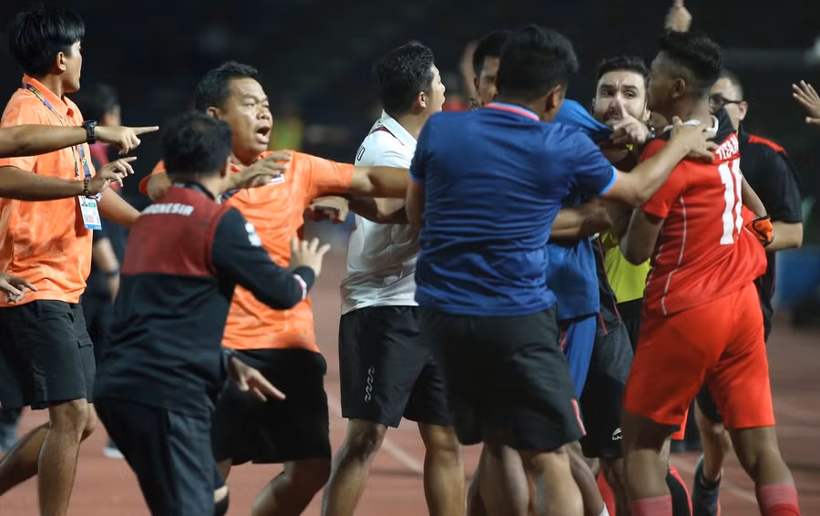 Thái Lan phạt nặng cầu thủ tham gia vụ ẩu đả trận chung kết SEA Games 32.