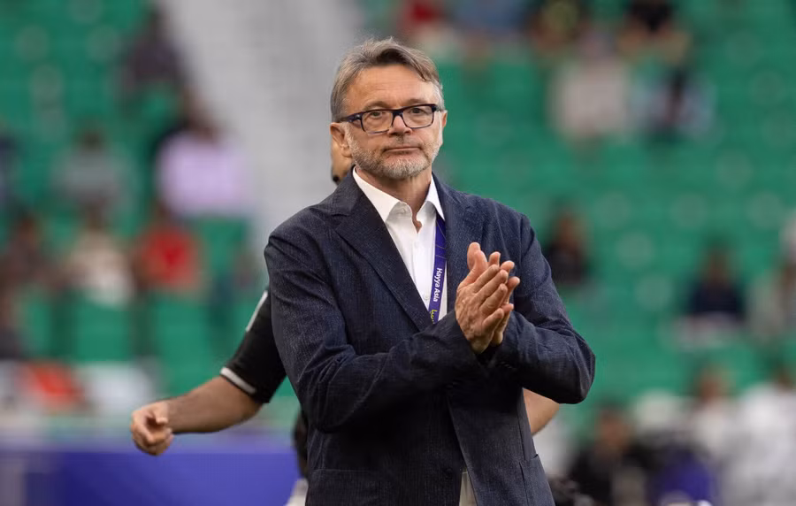 Báo Trung Quốc nhầm lẫn hy hữu về HLV Troussier