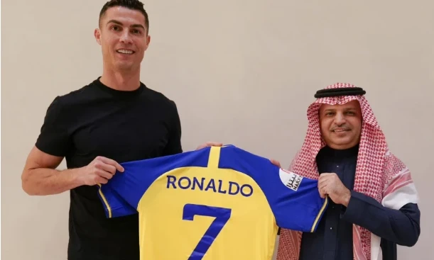 Ronaldo gia nhập đội bóng của Ả Rập Xê-út với mức lương khủng.