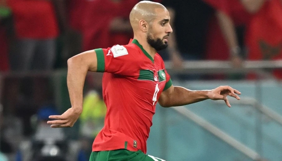 Tiền vệ Sofyan Amrabat lọt tầm ngắm của Barca.