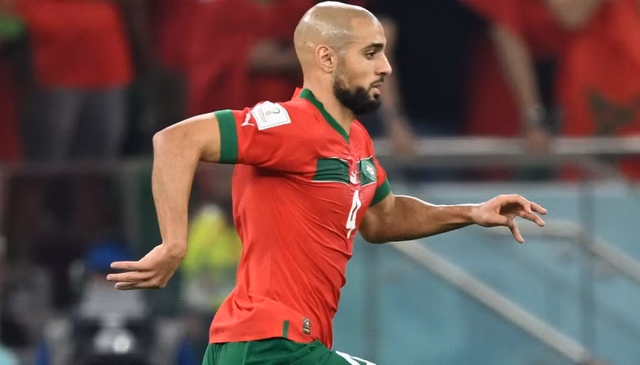 Tiền vệ Sofyan Amrabat lọt tầm ngắm của Barca.