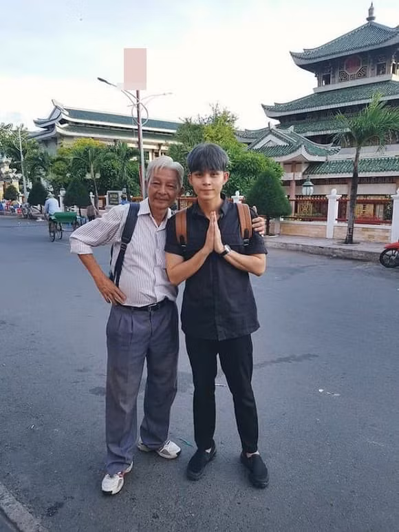 Jun Phạm xúc động kể về việc mẹ qua đời khi bản thân nằm kế những lại không hay biết.