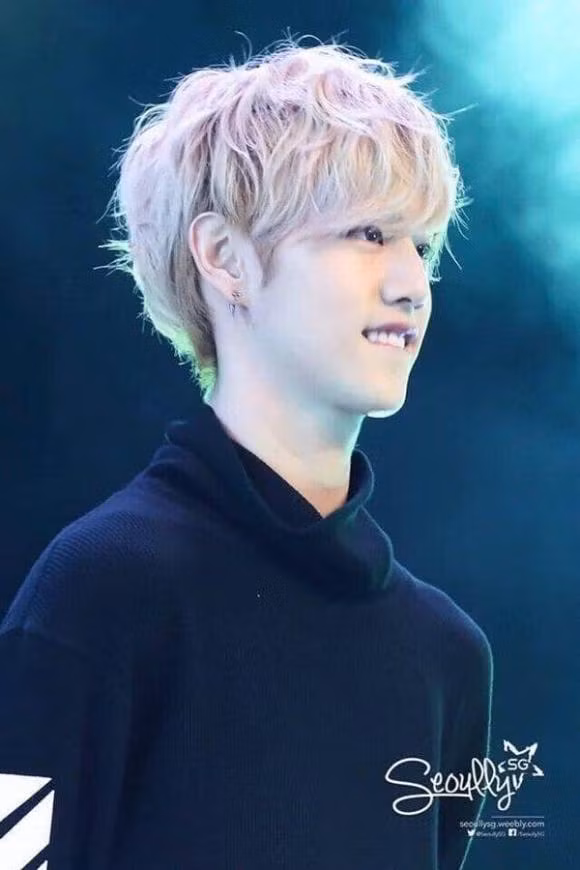 Bố của Mark (GOT7) là doanh nhân rất thành đạt, mẹ làm việc trong ngành bất động sản. Gia đình anh chàng hiện sở hữu một căn biệt thự rộng lớn tại Los Angeles cùng nhiều xe hơi giá trị.