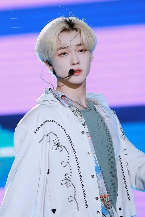 Có tin đồn rằng Chenle (NCT) sinh ra trong gia đình tỷ phú. Ông của anh chàng là người sở hữu doanh nghiệp thuộc top 20 Trung Quốc. Ngay từ nhỏ, Chenle đã được sinh ra và lớn lên trong nhung lụa.