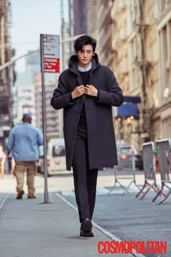 Hyungsik là con trai của một người trong hội đồng quản trị của BMW Hàn Quốc.