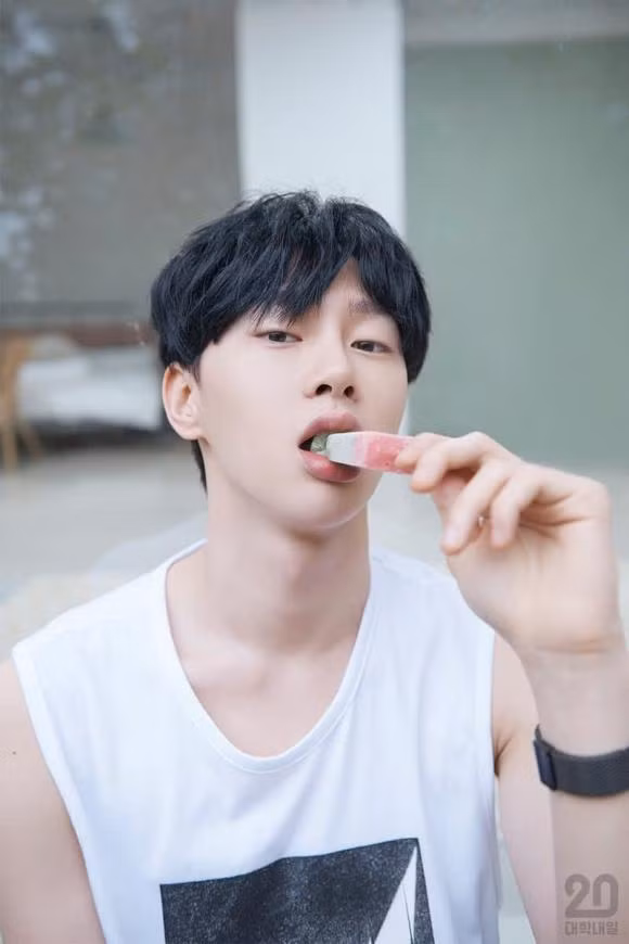 VIINI (Kwon Hyunbin) từng tiết lộ việc mình sinh ra trong gia đình khá giả, từ bé nam idol đã đi du học.