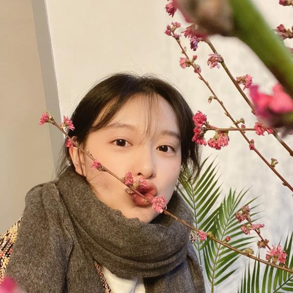 Vẻ đẹp trong veo của mỹ nhân được "ghép đôi" nhiệt tình với Song Joong Ki ảnh 3 Vẻ đẹp trong veo của mỹ nhân được "ghép đôi" nhiệt tình với Song Joong Ki ảnh 3