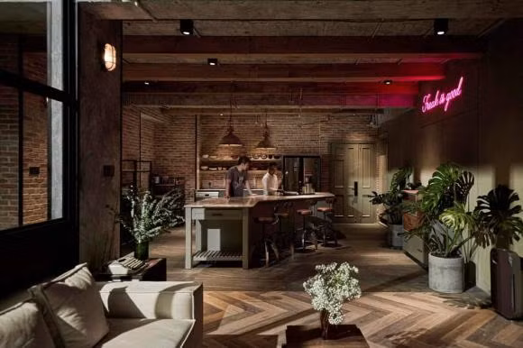 Kelvin Khánh đứng trong khu vực bếp.