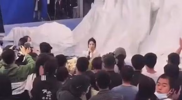 Triệu Lệ Dĩnh không giữ được bình tĩnh khi nói lời cám ơn đoàn phim.