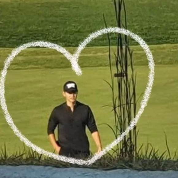 Song Joong Ki thoải mái đi đánh golf, không quan tâm đến tin đồn "gương vỡ lại lành" với Song Hye Kyo.