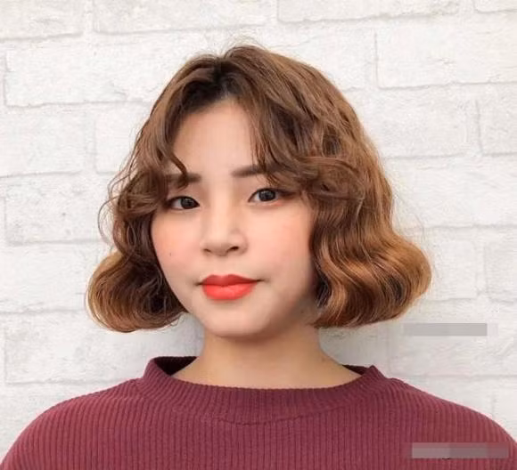 tóc xoăn, tóc uốn, tóc uống phồng quả dứa, tóc mới, xu hướng tóc thu đông