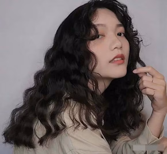 tóc xoăn, tóc uốn, tóc uống phồng quả dứa, tóc mới, xu hướng tóc thu đông