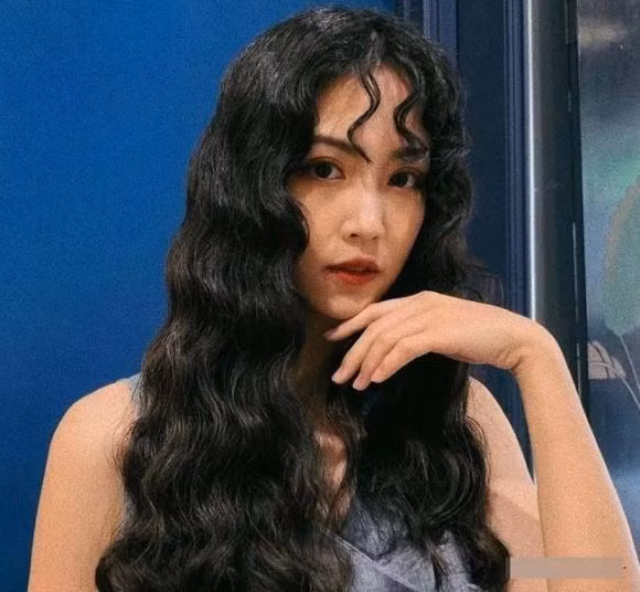 tóc xoăn, tóc uốn, tóc uống phồng quả dứa, tóc mới, xu hướng tóc thu đông