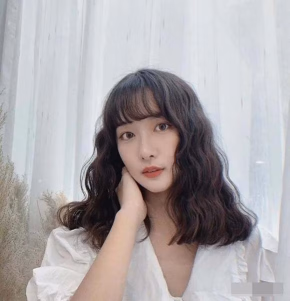 tóc xoăn, tóc uốn, tóc uống phồng quả dứa, tóc mới, xu hướng tóc thu đông