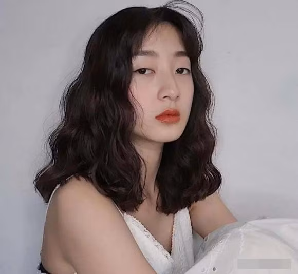 tóc xoăn, tóc uốn, tóc uống phồng quả dứa, tóc mới, xu hướng tóc thu đông