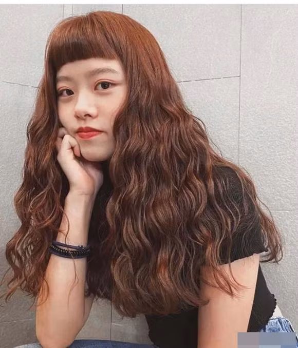 tóc xoăn, tóc uốn, tóc uống phồng quả dứa, tóc mới, xu hướng tóc thu đông