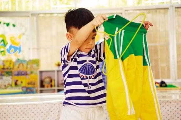 Các kiểu quần áo dễ gây nguy hiểm cho trẻ. Ảnh minh họa.