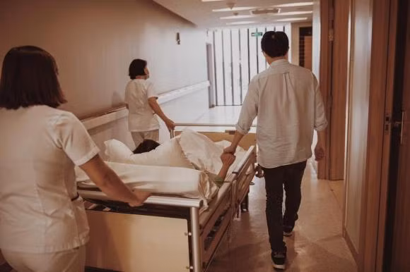 Ông Cao Thắng luôn túc trực, chăm sóc và an ủi Đông Nhi.