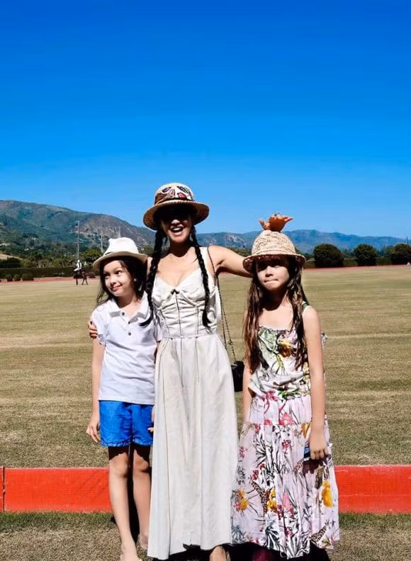 Diva Hồng Nhung và hai con bị "kẹt" ở Mỹ nhiều tháng do dịch Covid-19.