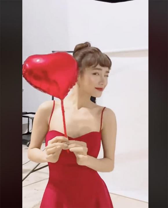Ở một clip khác, bà xã Trường Giang cũng cực quyến rũ nhưng phần ngực lại gầy trơ xương mỗi khi làm động tác hít thở. Ở một clip khác, bà xã Trường Giang cũng cực quyến rũ nhưng phần ngực lại gầy trơ xương mỗi khi làm động tác hít thở.