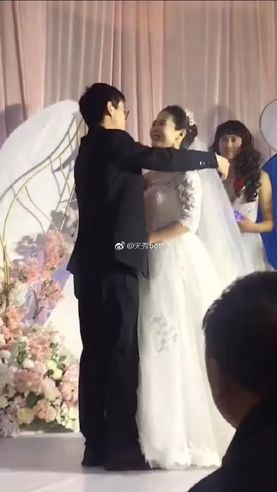 "Phù dâu" có khuôn mặt khổ sở làm lu mờ cô dâu, chú rể giữa đám cưới ảnh 3