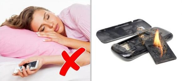 Tuyệt đối không nên đặt điện thoại dưới gối. Tuyệt đối không nên đặt điện thoại dưới gối.