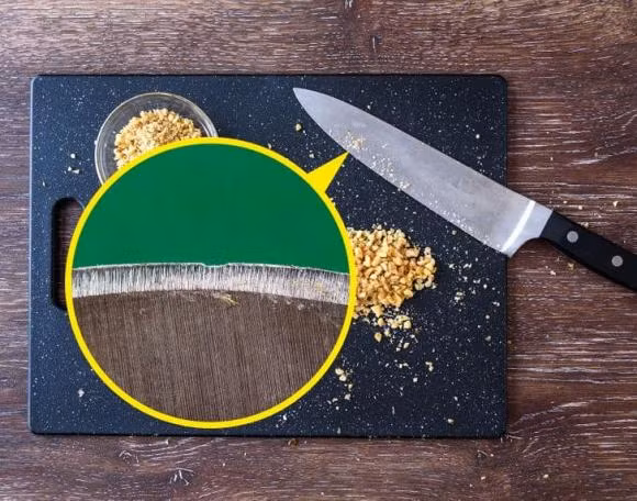 Sử dụng thớt thủy tinh: Bề mặt của thớt rất dày và nặng nên khi dao chạm vào, nó sẽ bị xỉn màu ngay lập tức. Thớt gỗ hoặc nhựa sẽ giúp các dụng cụ của bạn dùng được lâu hơn.