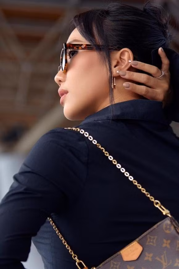 Chiếc nhẫn như chứng minh Diệu Nhi đã là hoa đã có chủ nhưng lại ngại ngần chia sẻ.