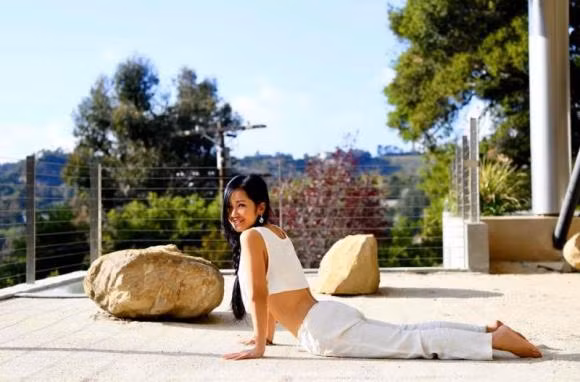 Hồng Nhung duy trì thói quen tập yoga mỗi ngày.