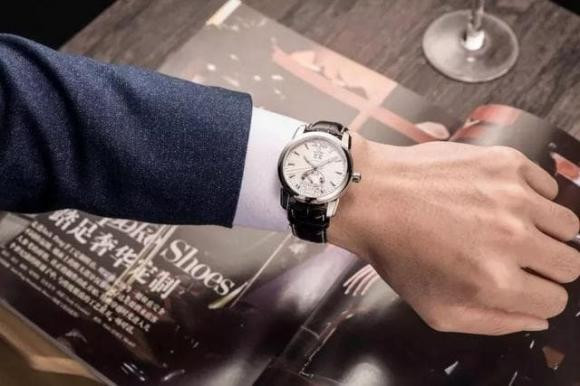 đeo đồng hồ đúng 1 đồng hồ, nên đeo đồng hồ tay trái hay tay phải, sử dụng đồng hồ đúng, kiến thức