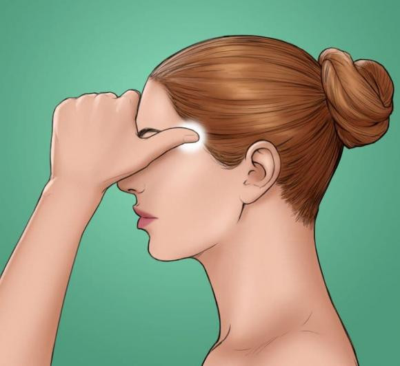 Tạo tay thành nắm đấm và đặt trên trán. Sau đó, đặt ngón tay cái lên thái dương. Ấn huyệt này 30 lần. Tiếp theo, vuốt ngược về phía chân tóc 30 lần. Tạo tay thành nắm đấm và đặt trên trán. Sau đó, đặt ngón tay cái lên thái dương. Ấn huyệt này 30 lần. Tiếp theo, vuốt ngược về phía chân tóc 30 lần.